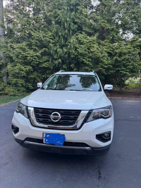 White 2017 Nissan Pathfinder SL