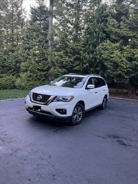 White 2017 Nissan Pathfinder SL