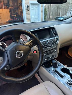 White 2017 Nissan Pathfinder SL