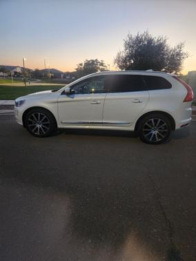 White 2016 Volvo XC60 T6