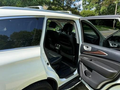 White 2018 INFINITI QX60 Base