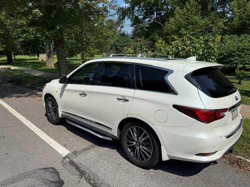 White 2018 INFINITI QX60 Base