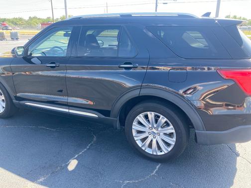 Black 2022 Ford Explorer Limited