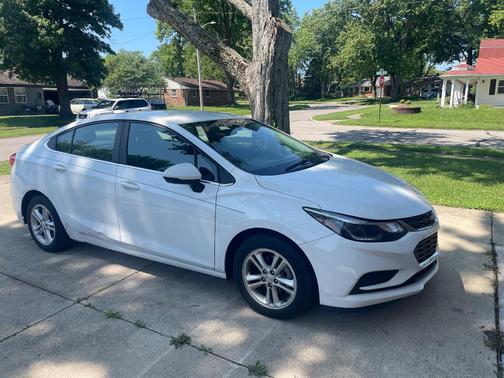 White 2016 Chevrolet Cruze LT