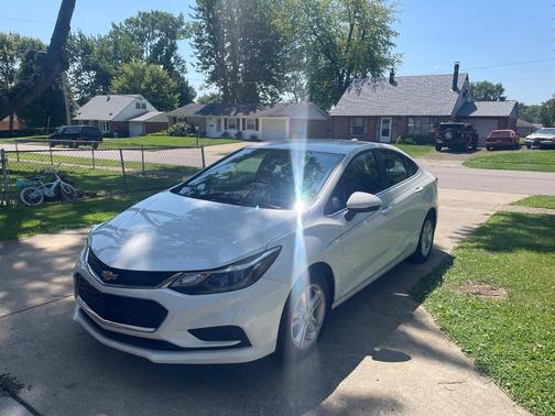 White 2016 Chevrolet Cruze LT