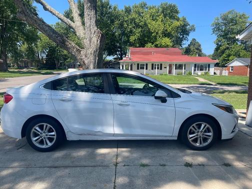 White 2016 Chevrolet Cruze LT