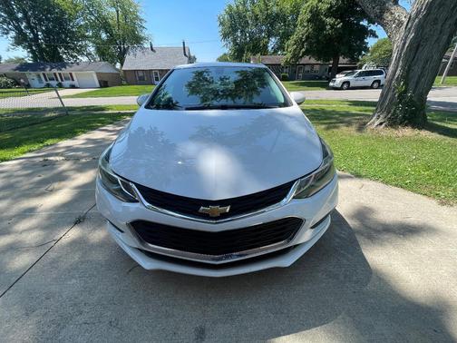 White 2016 Chevrolet Cruze LT