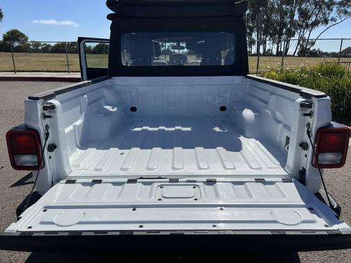 White 2021 Jeep Gladiator Sport