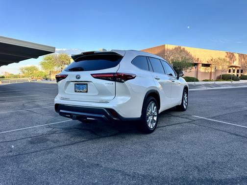 White 2021 Toyota Highlander Hybrid Limited
