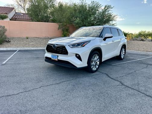 White 2021 Toyota Highlander Hybrid Limited