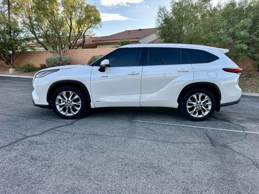 White 2021 Toyota Highlander Hybrid Limited