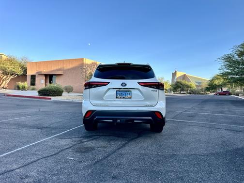 White 2021 Toyota Highlander Hybrid Limited