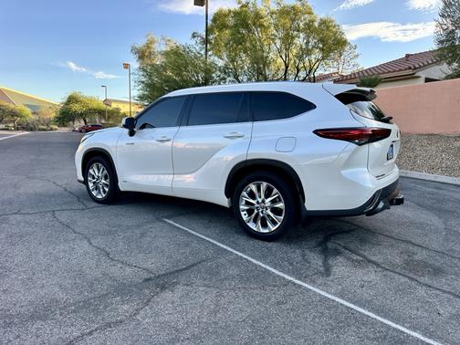 White 2021 Toyota Highlander Hybrid Limited