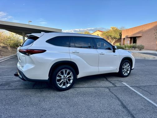 White 2021 Toyota Highlander Hybrid Limited