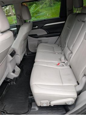 Green 2017 Toyota Highlander XLE