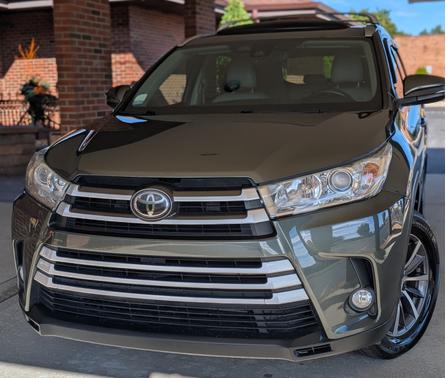 Green 2017 Toyota Highlander XLE
