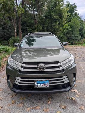 Green 2017 Toyota Highlander XLE
