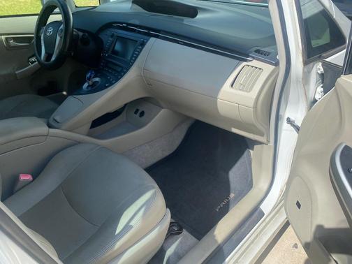 White 2010 Toyota Prius III