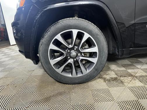 Black 2017 Jeep Grand Cherokee Overland
