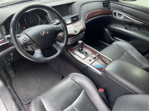 Black 2018 INFINITI Q70 3.7 LUXE