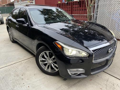 Black 2018 INFINITI Q70 3.7 LUXE