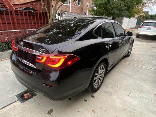 Black 2018 INFINITI Q70 3.7 LUXE
