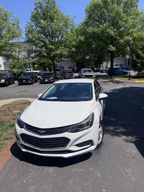White 2017 Chevrolet Cruze LT