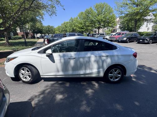 White 2017 Chevrolet Cruze LT