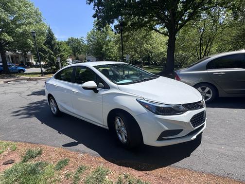 White 2017 Chevrolet Cruze LT