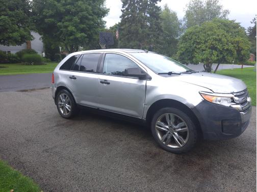 Silver 2011 Ford Edge SE