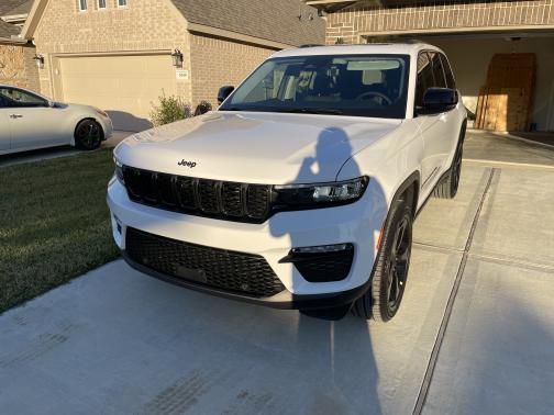 Photo 2 of 8 of 2023 Jeep Grand Cherokee Limited