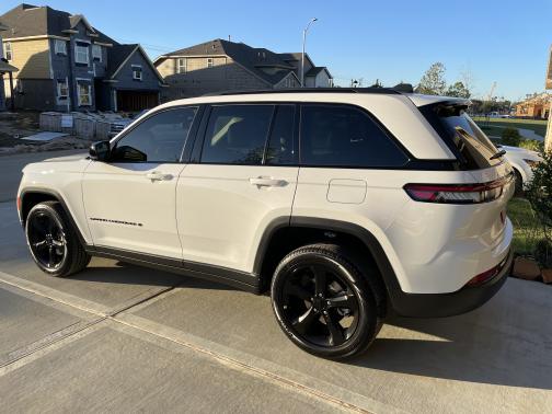 Photo 3 of 8 of 2023 Jeep Grand Cherokee Limited