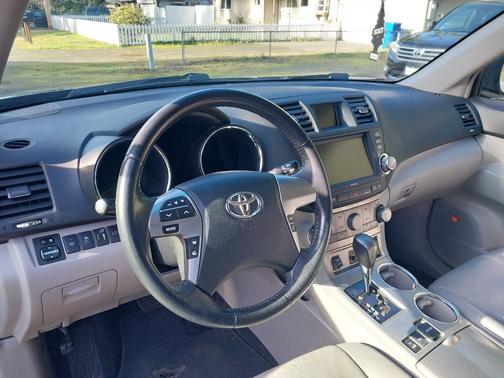 2011 Toyota Highlander SE
