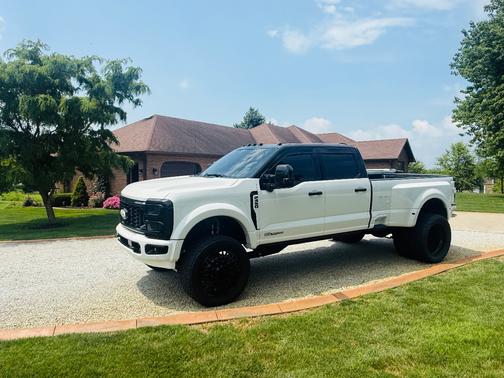 White 2025 Ford F-450 Platinum