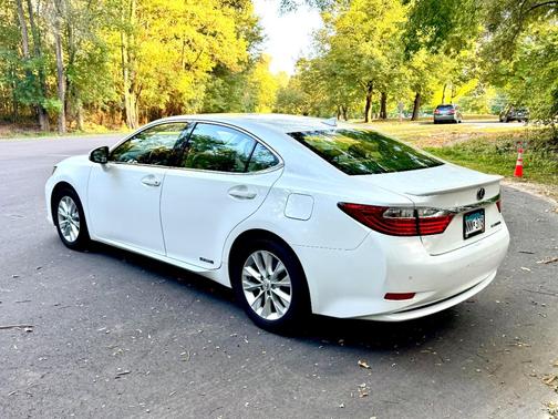 White 2013 Lexus ES 300h Base