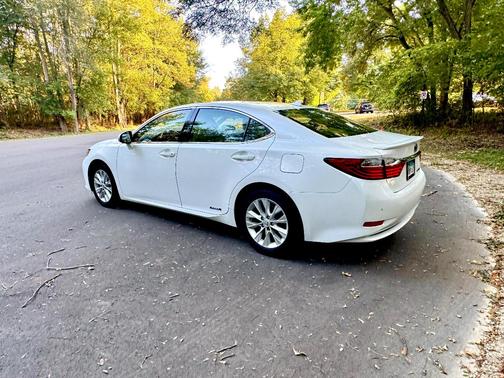 White 2013 Lexus ES 300h Base