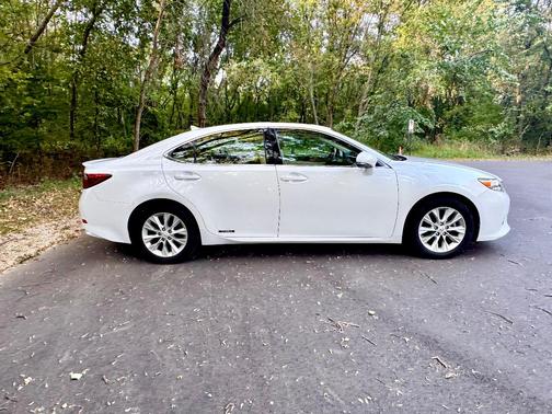 White 2013 Lexus ES 300h Base
