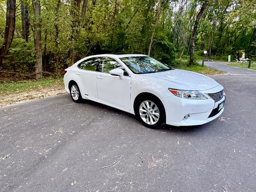 White 2013 Lexus ES 300h Base