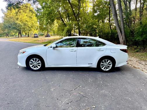 White 2013 Lexus ES 300h Base