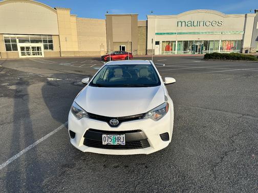White 2015 Toyota Corolla LE