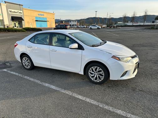 White 2015 Toyota Corolla LE