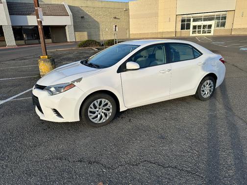 White 2015 Toyota Corolla LE