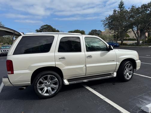 2004 Cadillac Escalade Base