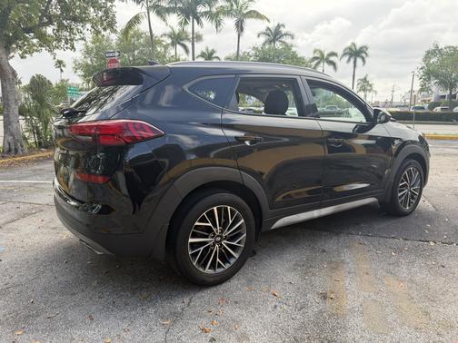 Black 2021 Hyundai TUCSON SEL