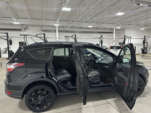 Black 2018 Ford Escape SE