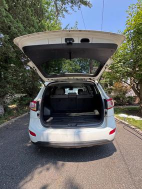 White 2010 Hyundai SANTA FE GLS