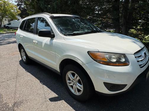 White 2010 Hyundai SANTA FE GLS