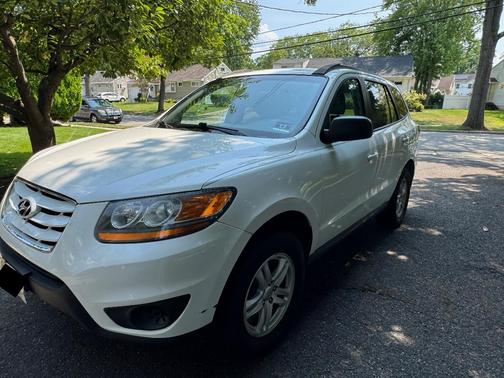 White 2010 Hyundai SANTA FE GLS
