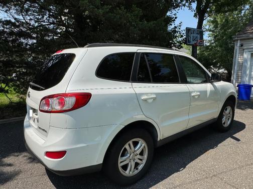 White 2010 Hyundai SANTA FE GLS