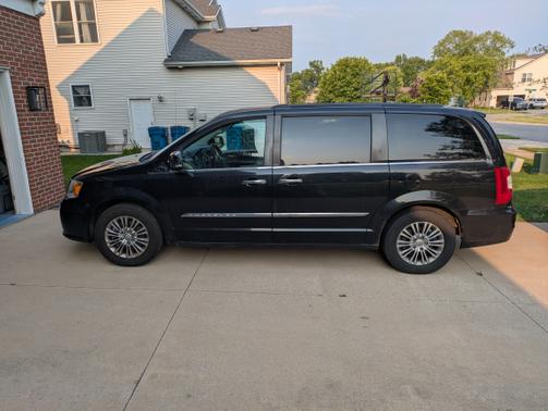 2013 Chrysler Town & Country Touring-L